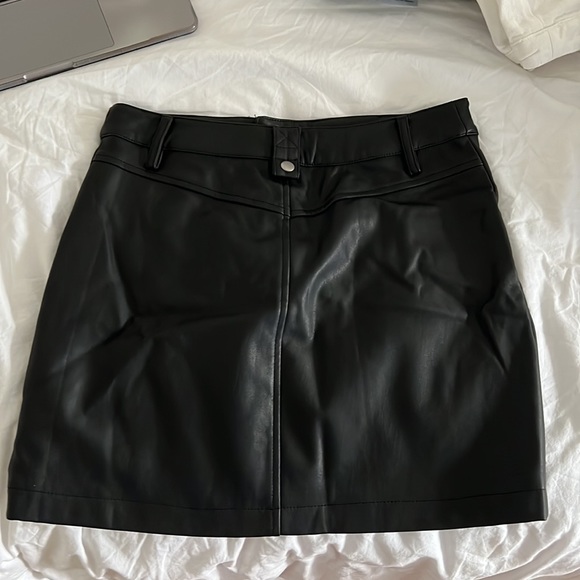 Leather skirt with zips, size small - Picture 2 of 3